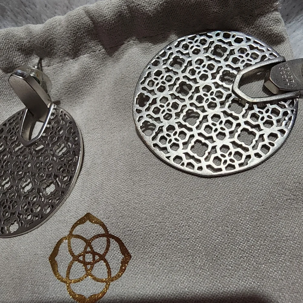 Kendra Scott Didi statement earrings featuring a silver filigree design - Picture 3 of 4